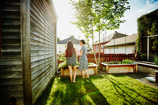 Deux femmes en train de faire un potager