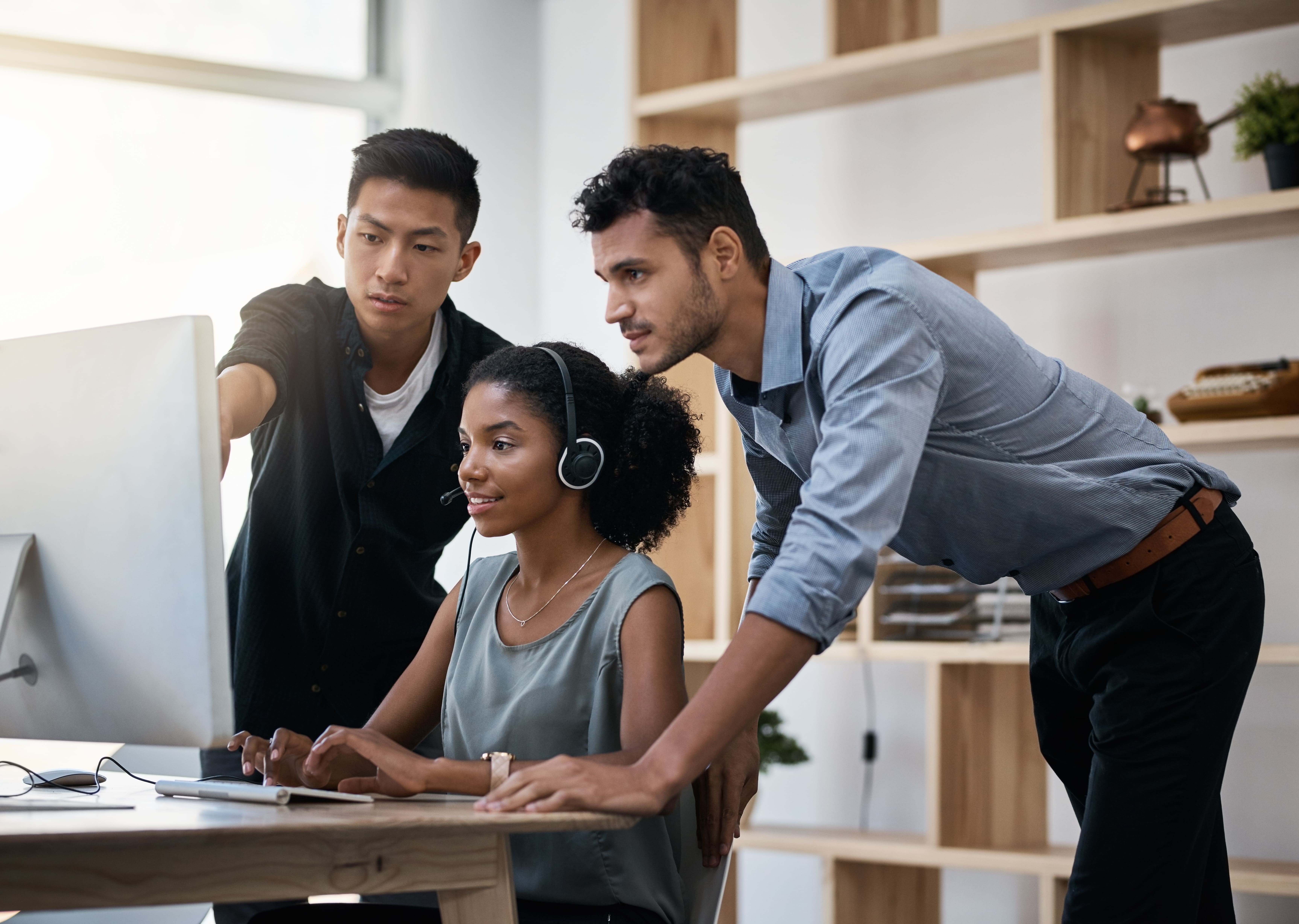 Groupe de 3 personnes en train de travailler et discuter