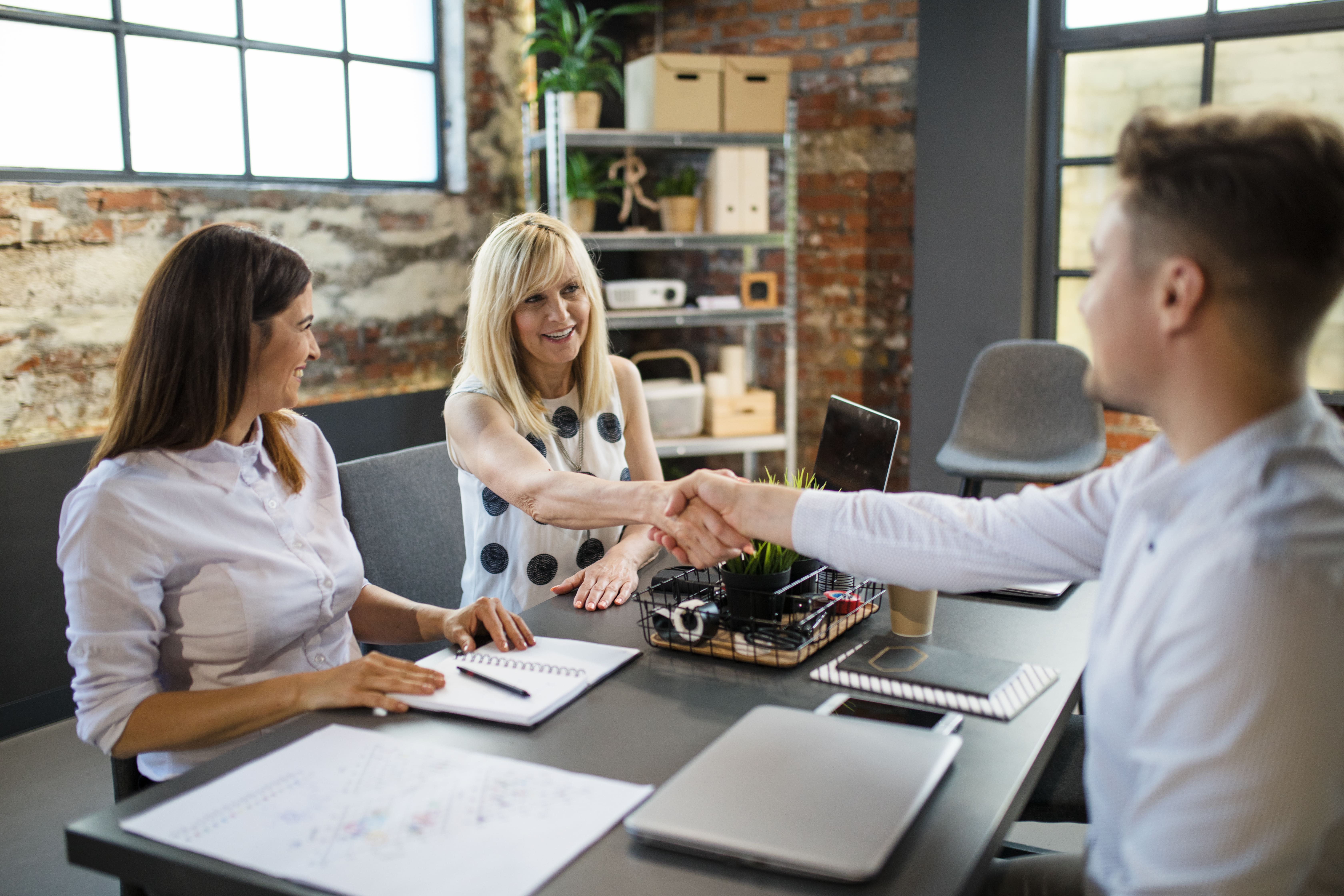 Conclusion de partenariat entre différentes personnes