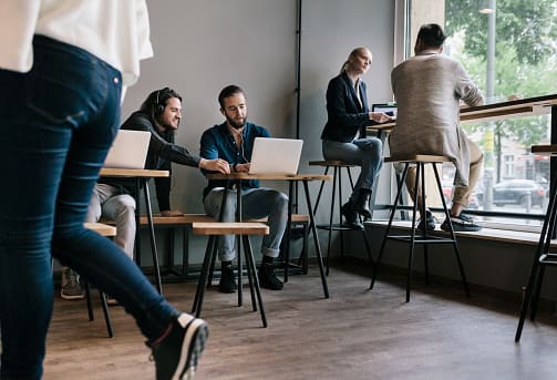 Deux collègues travaillent dans un café
