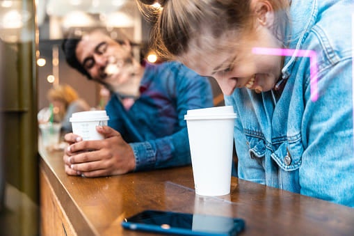 Deux personnes discutent dans un café