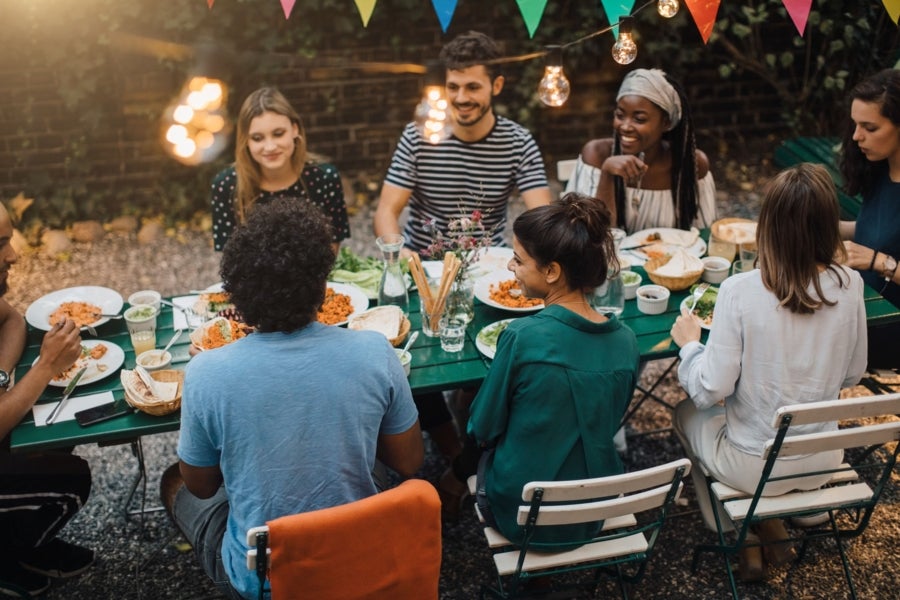 Groupe d'amis qui discutent autour d'un repas