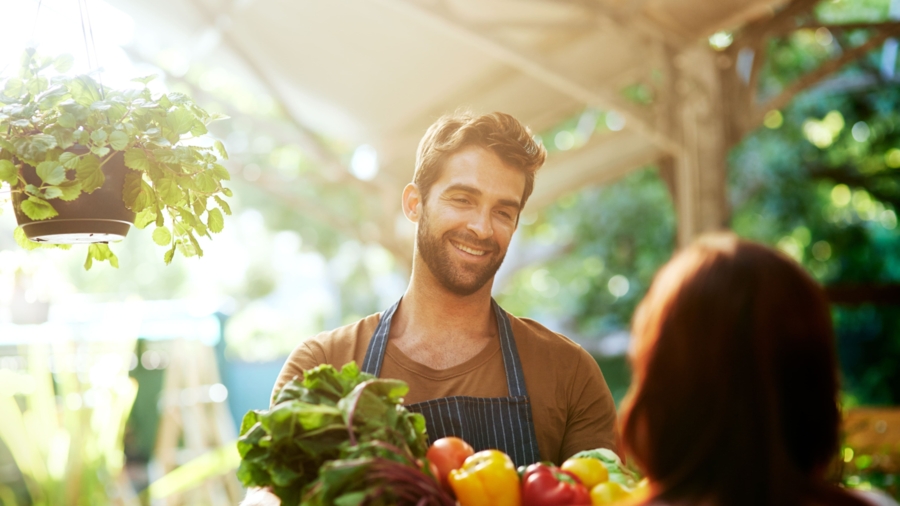 Deux commerçants discutent lors du vente de produits frais