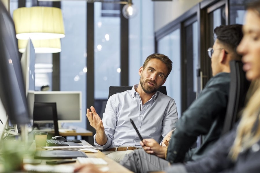 Discussion professionnelle entre plusieurs personnes