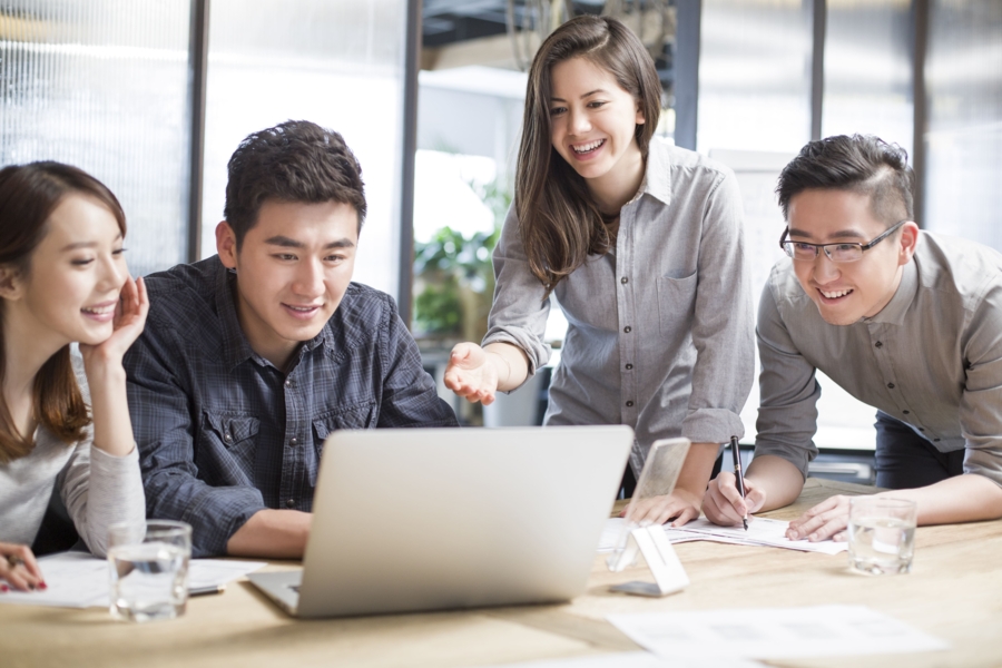 Réunion de travail entre plusieurs personnes