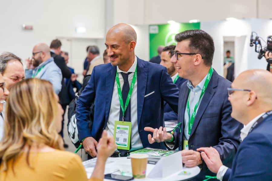 Equipes souriantes sur un salon