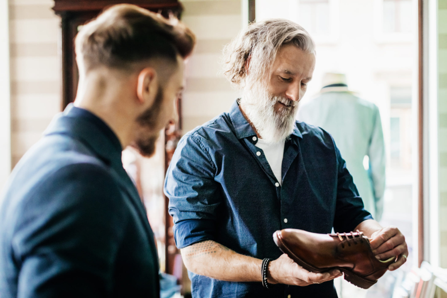 Deux hommes discutent autour d'une vente d'article