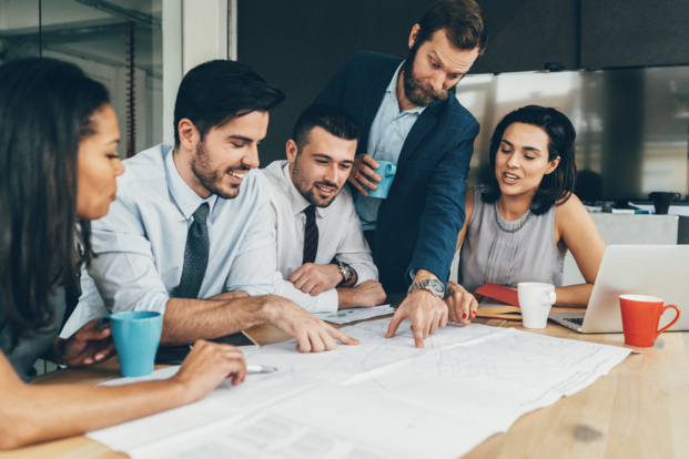 5 personnes qui travaillent et échangent autour d'une roadmap