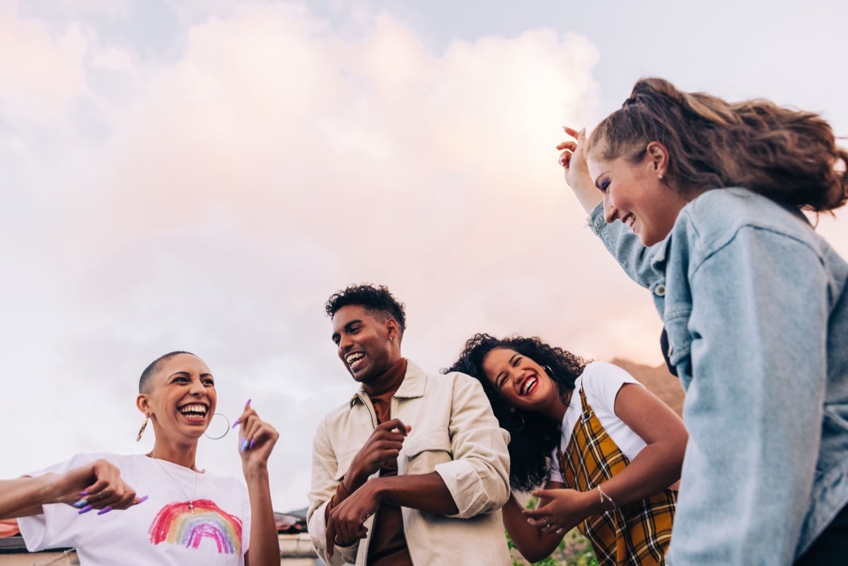 Groupe de 4 personnes en train de danser et de s'amuser